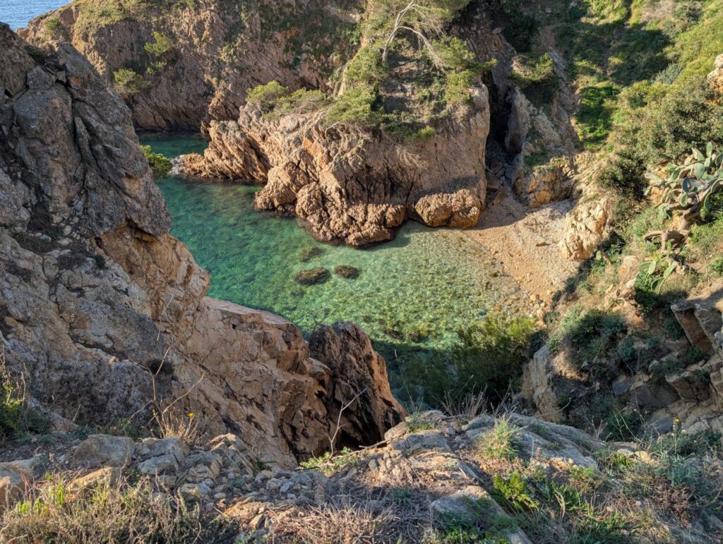 Comprar y vender apartamentos en Costa Brava: por qué el «cliché» del espacio ya no cuenta toda la verdad