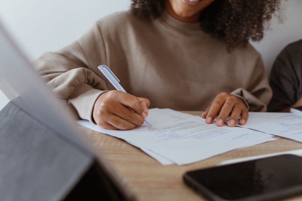 Signature d'un contrat d'arras en Catalogne — compromis de vente immobilier